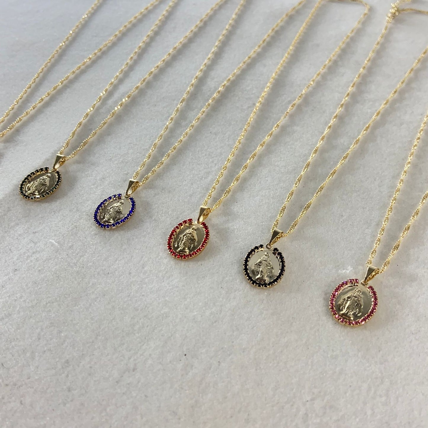 CORRENTE DOURADA OVAL NOSSA SENHORA DAS GRAÇAS G COM STRASS CORES SORTIDAS (3 UNIDADES)