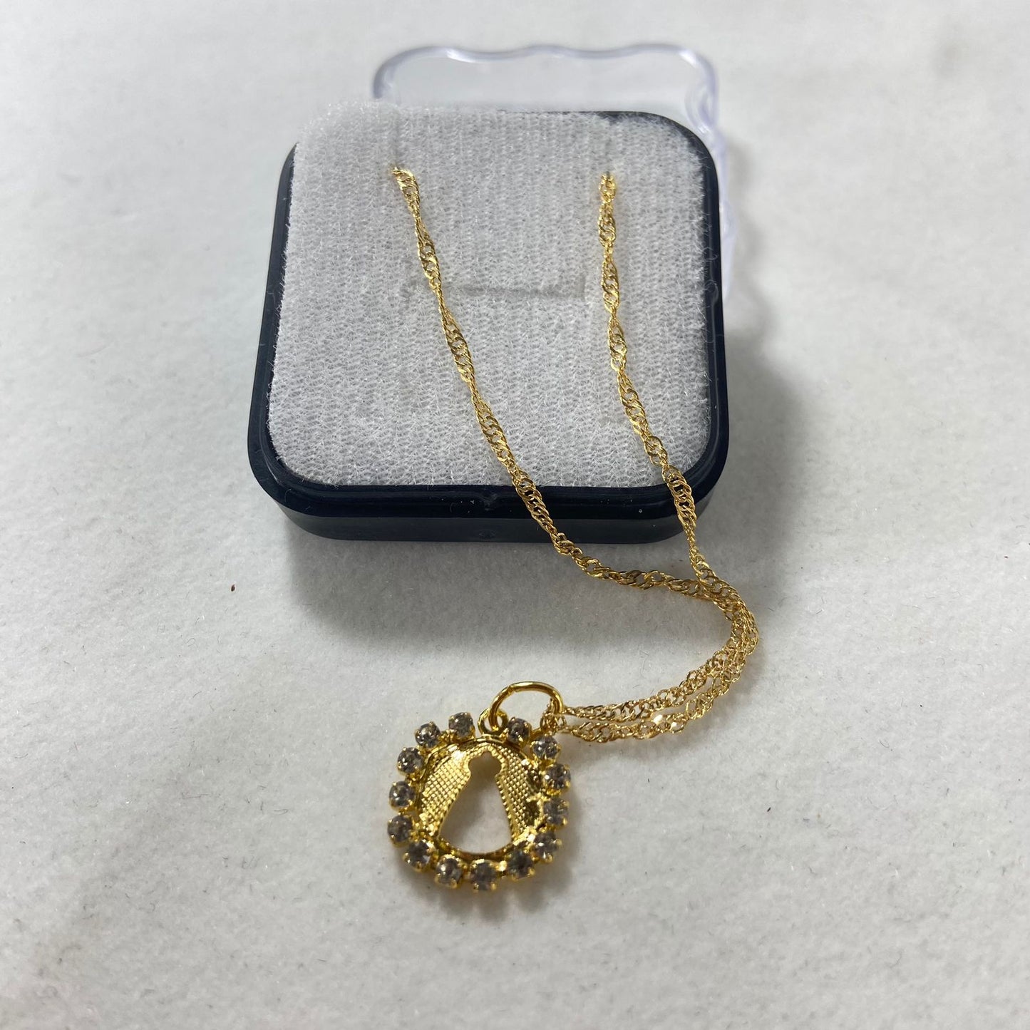 CORRENTE DOURADA NOSSA SENHORA APARECIDA OVAL COM STRASS BRANCO (1 UNIDADE)