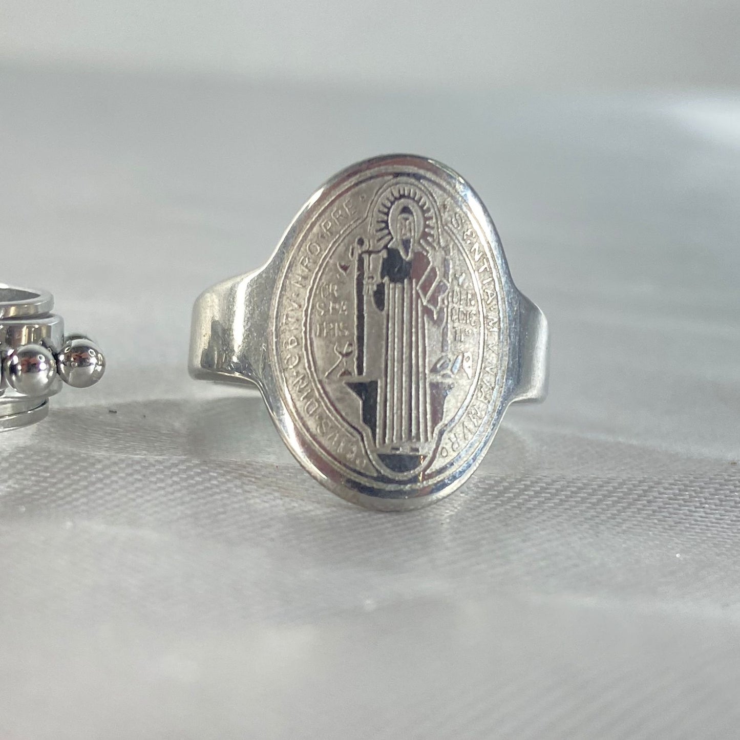 ANEL PRATEADO MEDALHA SÃO BENTO (45 UNIDADES)