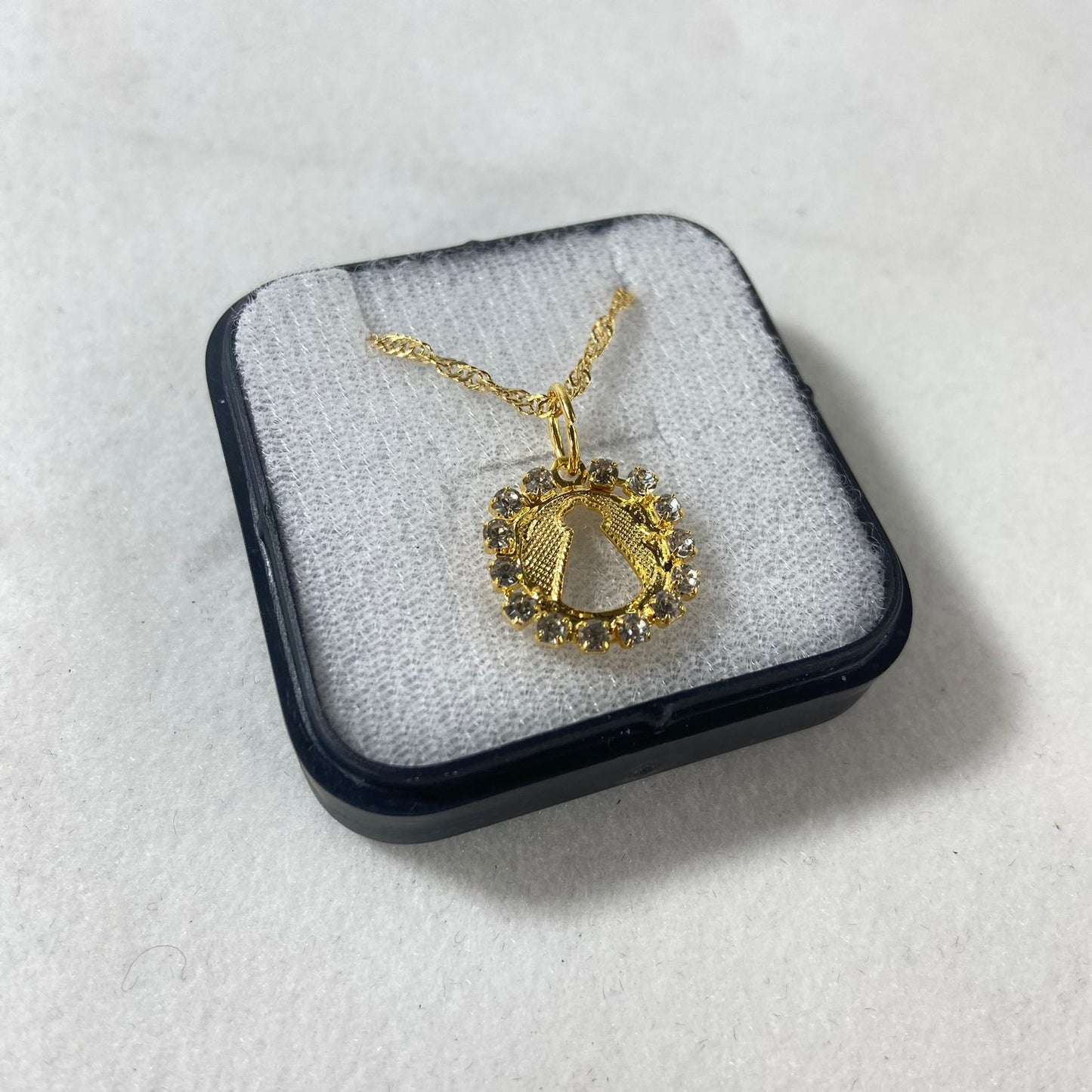 CORRENTE DOURADA NOSSA SENHORA APARECIDA OVAL COM STRASS BRANCO (1 UNIDADE)