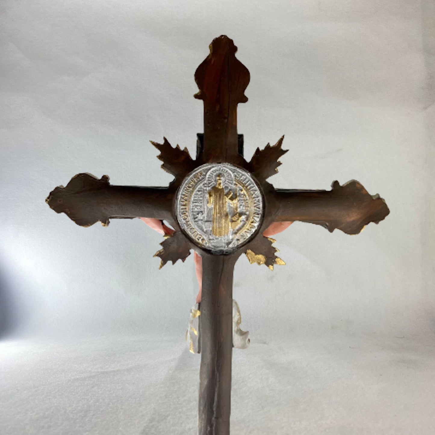 CRUCIFIXO DE RESINA NACIONAL COM MEDALHA SÃO BENTO 56CM (1 UNIDADE)