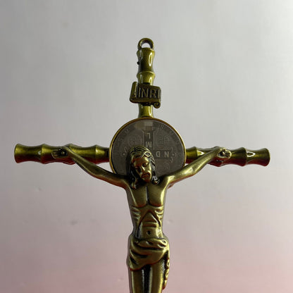 CRUCIFIXO DE METAL OURO VELHO COM MEDALHA SÃO BENTO 23CM (1 UNIDADE)