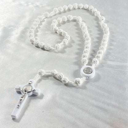 TERÇO ROSAS MEDALHA DE SÃO BENTO BRANCO 8MM (6 UNIDADES)