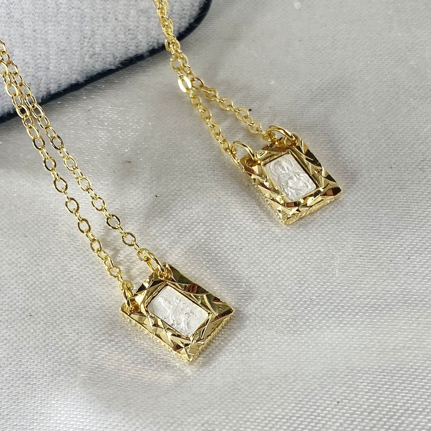 ESCAPULÁRIO DOURADO PLACA PRATEADA SAGRADO CORAÇÃO DE JESUS E NOSSA SENHORA DO CARMO MOD2 (3 UNIDADES)