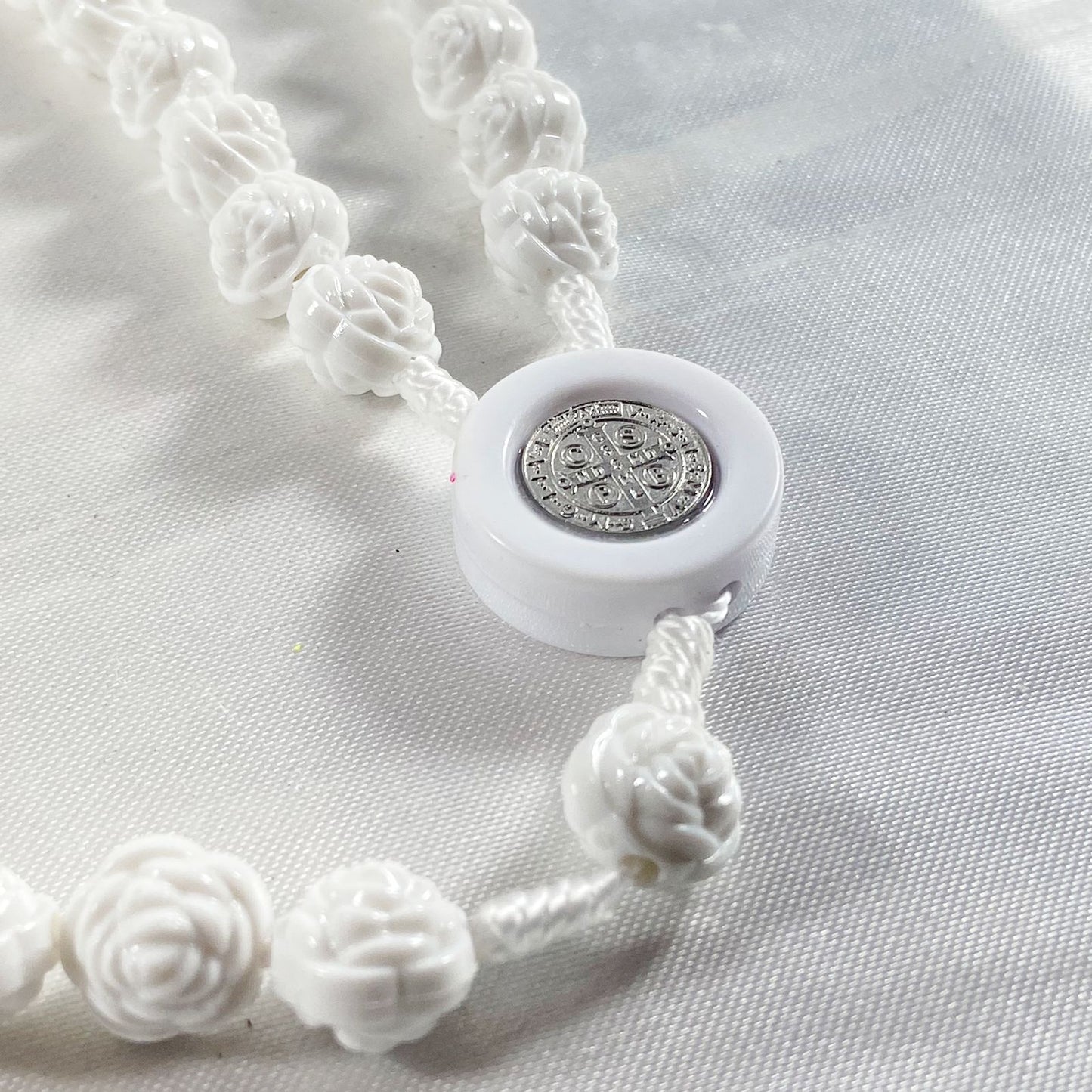 TERÇO ROSAS MEDALHA DE SÃO BENTO BRANCO 8MM (6 UNIDADES)