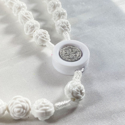 TERÇO ROSAS MEDALHA DE SÃO BENTO BRANCO 8MM (6 UNIDADES)