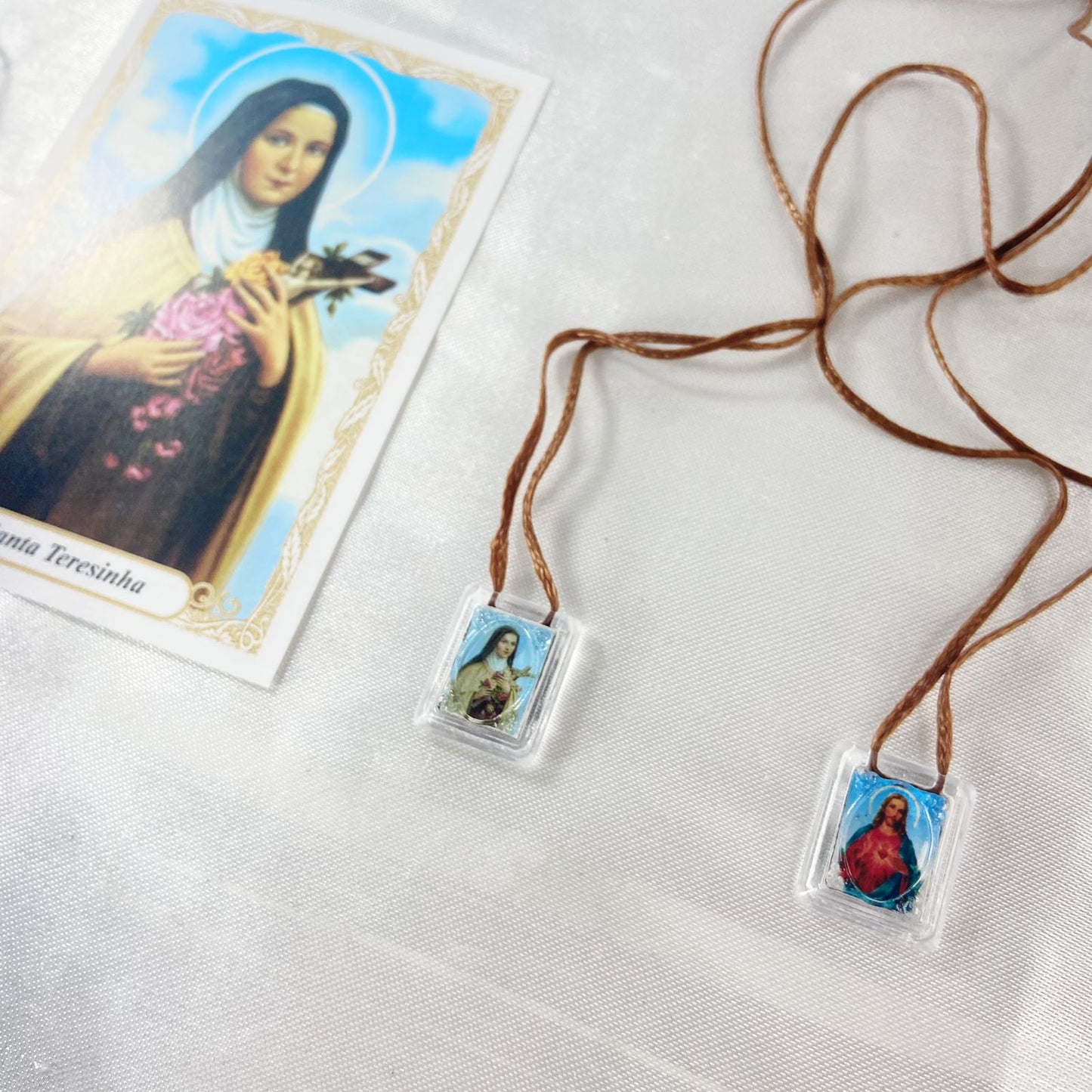 ESCAPULÁRIO CORDINHA SANTA TERESINHA E SAGRADO CORAÇÃO DE JESUS (12 UNIDADES)