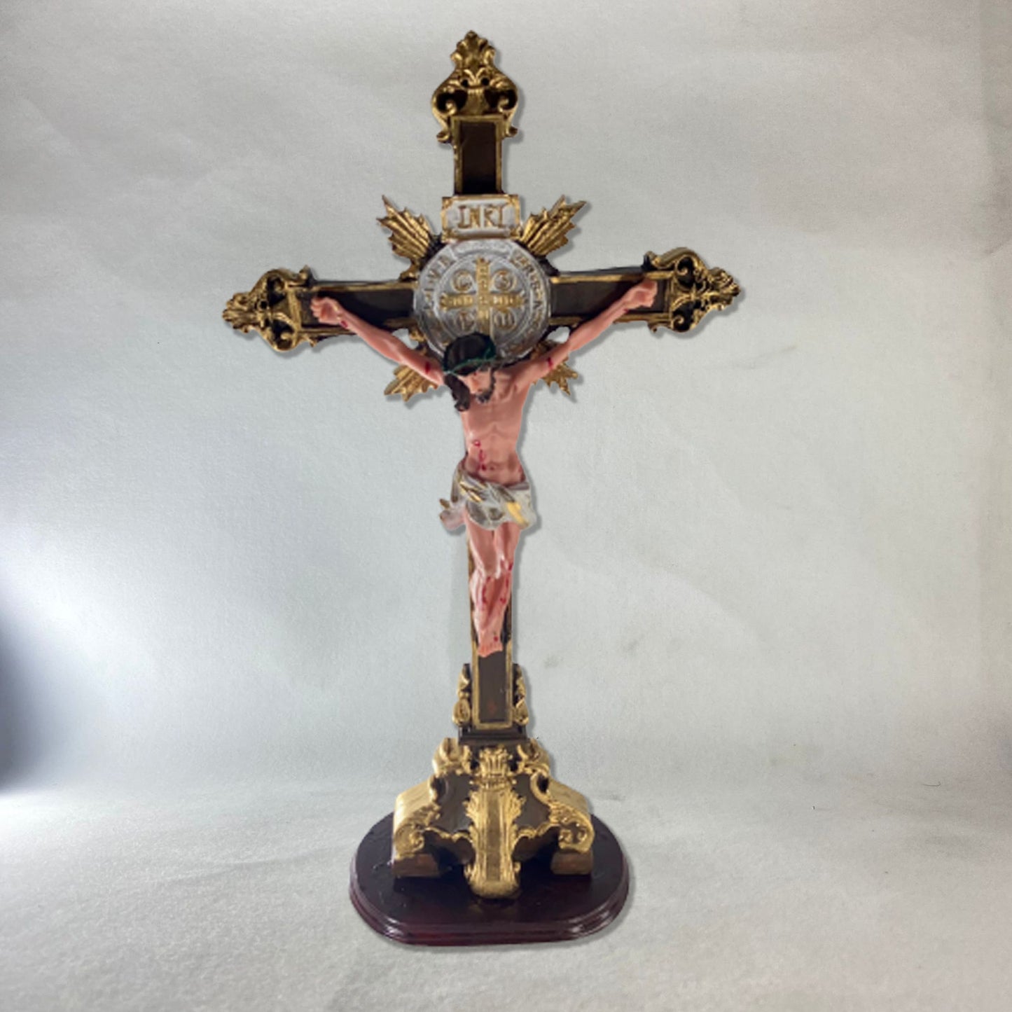 CRUCIFIXO DE RESINA NACIONAL COM MEDALHA SÃO BENTO 56CM (1 UNIDADE)