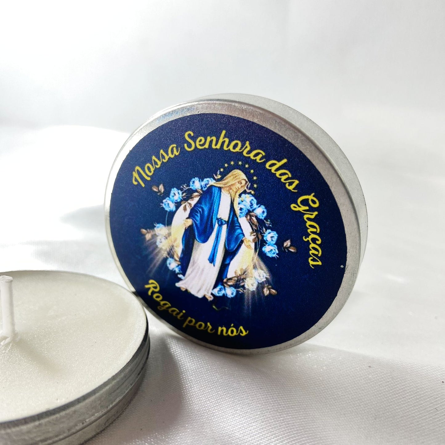 KIT LATA COM VELA AROMATIZADA NOSSA SENHORA DAS GRAÇAS (3 UNIDADES)