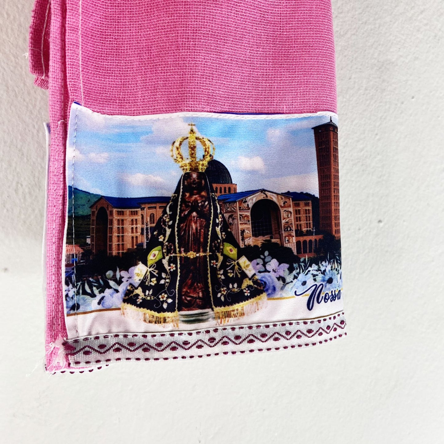 PANO DE PRATO NOSSA SENHORA APARECIDA ROSA BORDADO VINHO (1 UNIDADE)