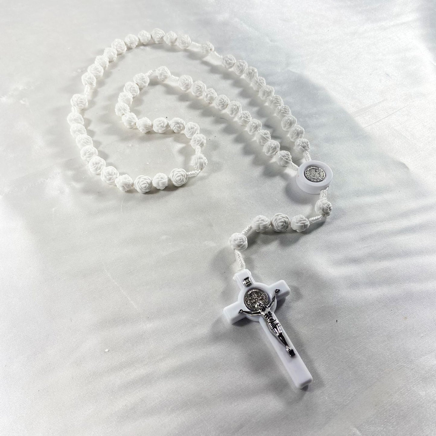 TERÇO ROSAS MEDALHA DE SÃO BENTO BRANCO 8MM (6 UNIDADES)