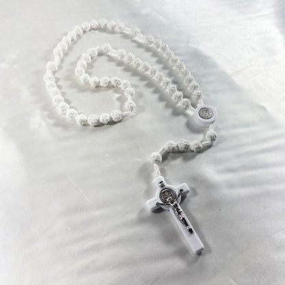 TERÇO ROSAS MEDALHA DE SÃO BENTO BRANCO 8MM (6 UNIDADES)
