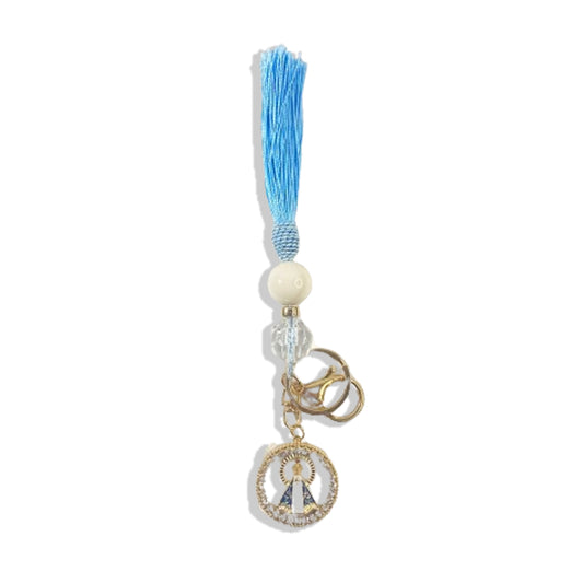 CHAVEIRO LUXO COM MOSQUETE NOSSA SENHORA APARECIDA COM POMPOM AZUL BEBÊ (1 UNIDADE)