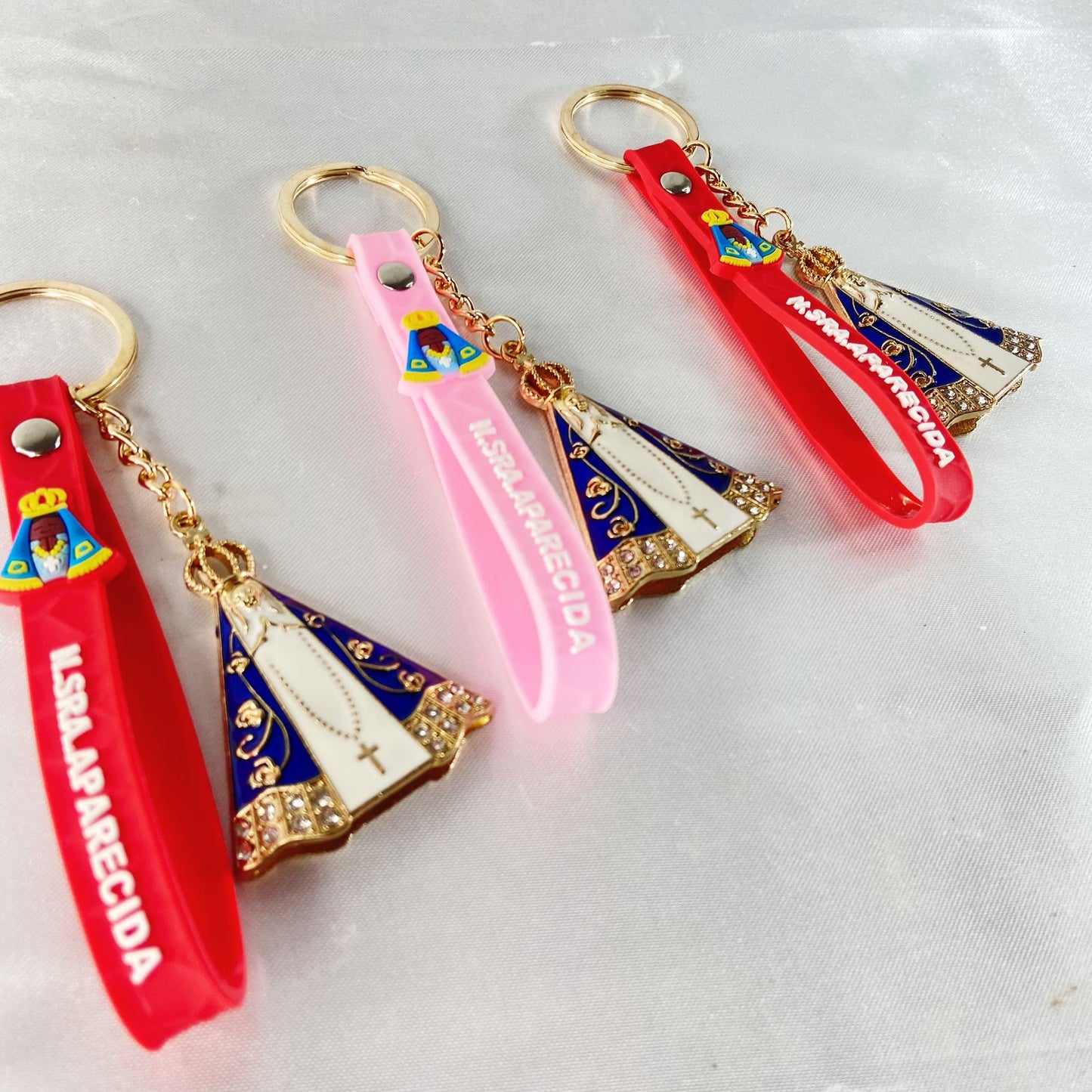 CHAVEIRO NOSSA SENHORA APARECIDA COM FITA SILICONE CORES SORTIDAS (3 UNIDADES)