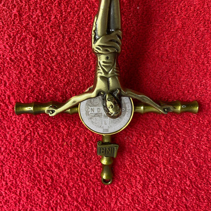CRUCIFIXO DE METAL OURO VELHO COM MEDALHA SÃO BENTO 23CM (1 UNIDADE)