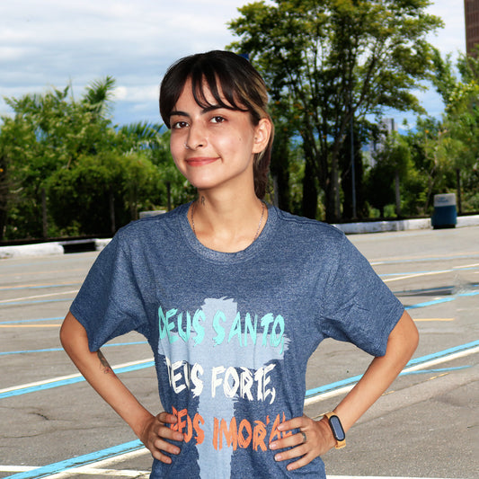 CAMISETA AZUL DEUS SANTO, DEUS FORTE DEUS MORTAL  TAMANHO G (1 UNIDADE)
