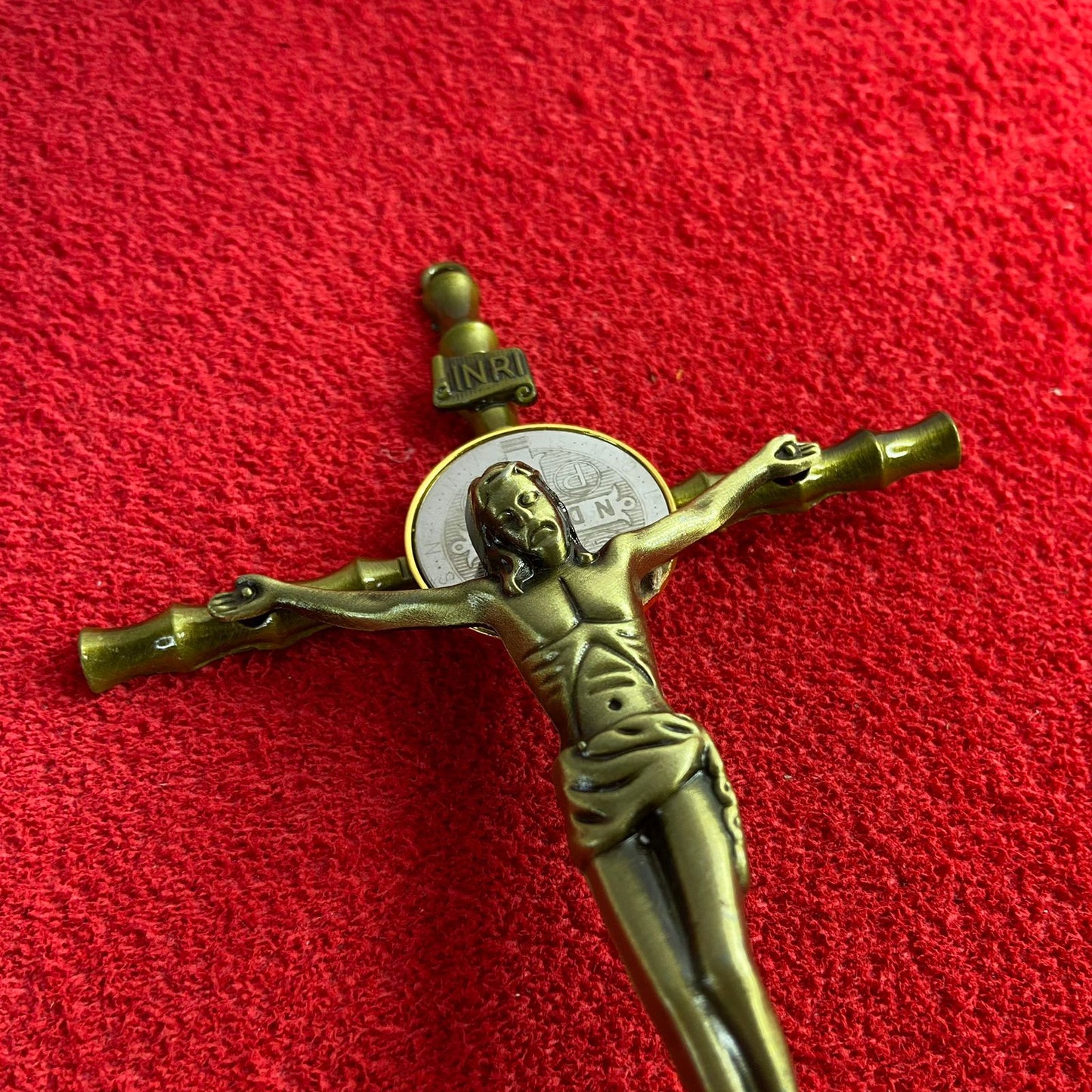 CRUCIFIXO DE METAL OURO VELHO COM MEDALHA SÃO BENTO 23CM (1 UNIDADE)