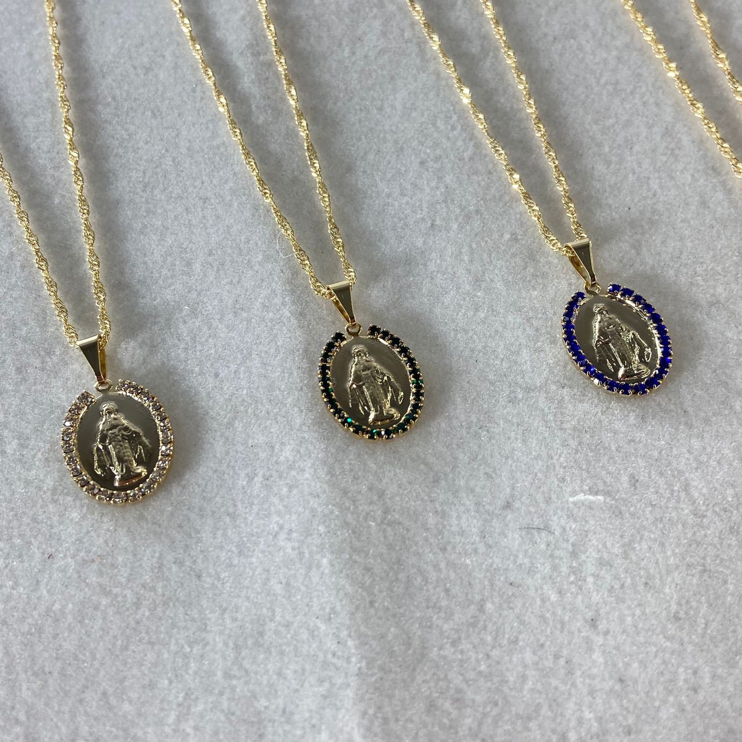 CORRENTE DOURADA OVAL NOSSA SENHORA DAS GRAÇAS G COM STRASS CORES SORTIDAS (3 UNIDADES)