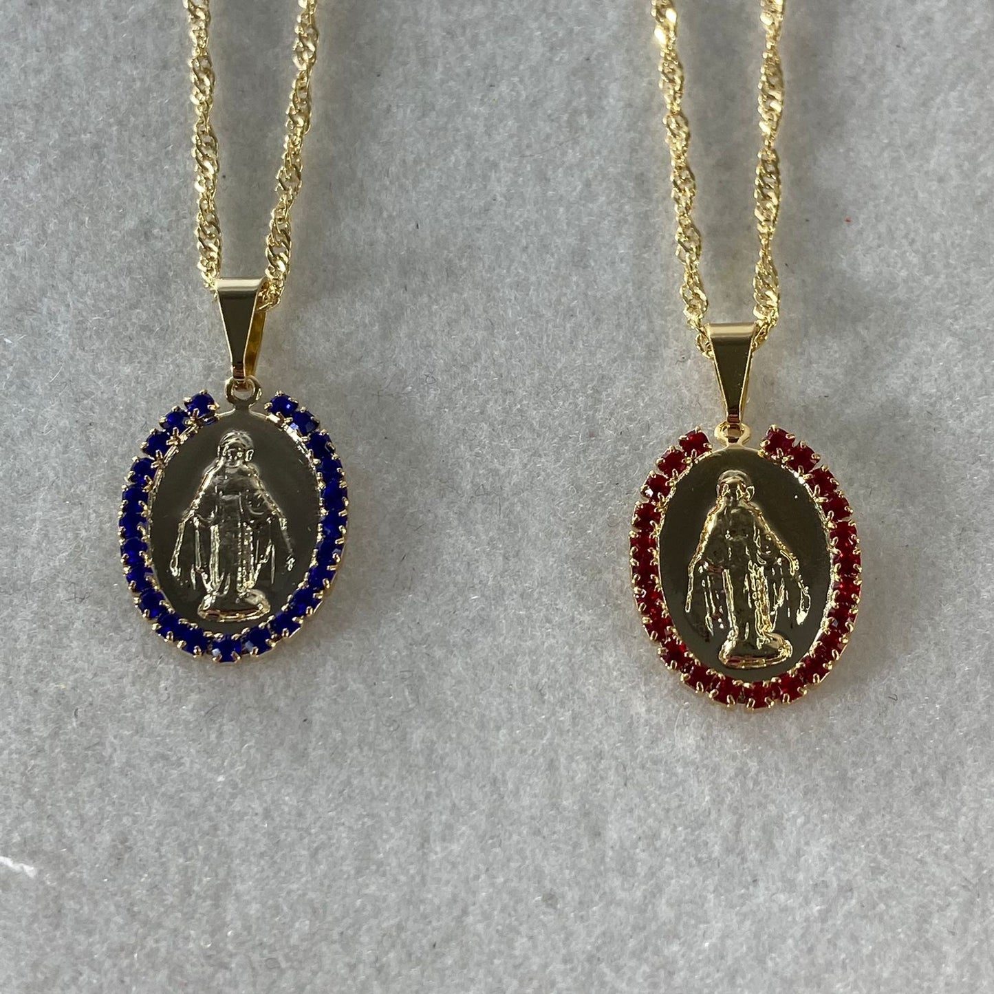 CORRENTE DOURADA OVAL NOSSA SENHORA DAS GRAÇAS G COM STRASS CORES SORTIDAS (3 UNIDADES)
