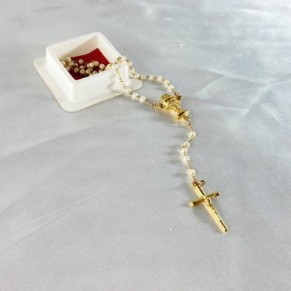 TERÇO PÉROLA NA CAIXINHA CÁLICE DOURADO 4MM (1 UNIDADE)