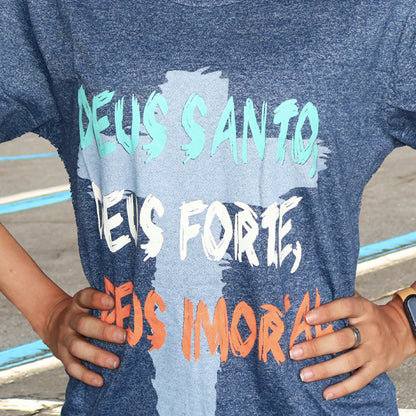 CAMISETA AZUL DEUS SANTO, DEUS FORTE DEUS MORTAL TAMANHO P (1 UNIDADE)