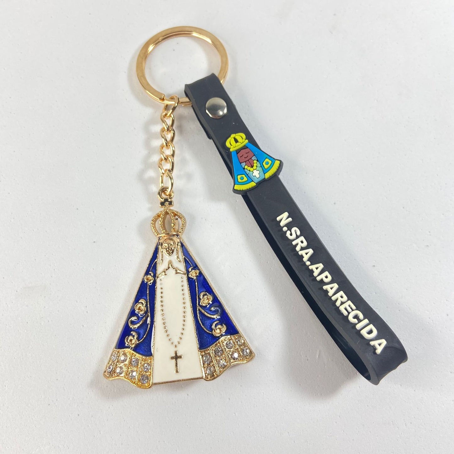 CHAVEIRO NOSSA SENHORA APARECIDA COM FITA SILICONE PRETO (3 UNIDADES)