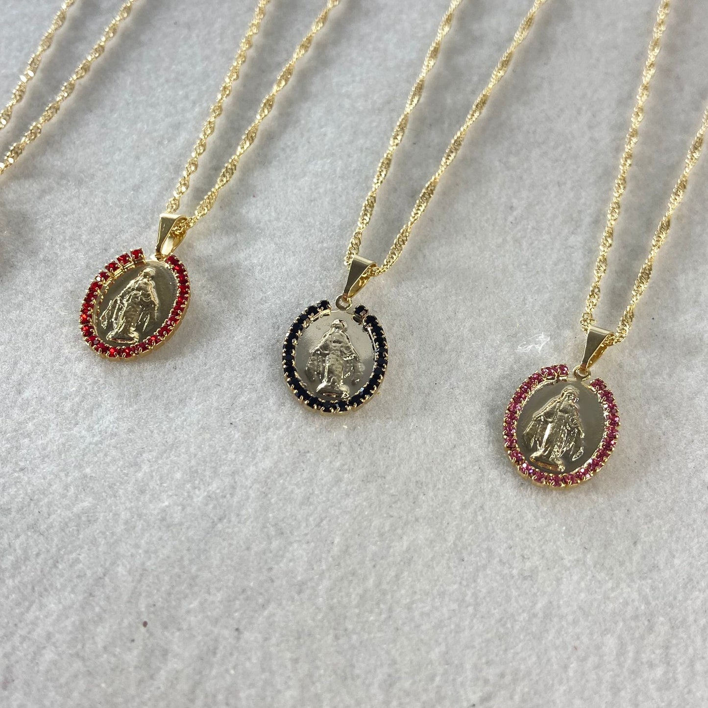 CORRENTE DOURADA OVAL NOSSA SENHORA DAS GRAÇAS G COM STRASS CORES SORTIDAS (3 UNIDADES)