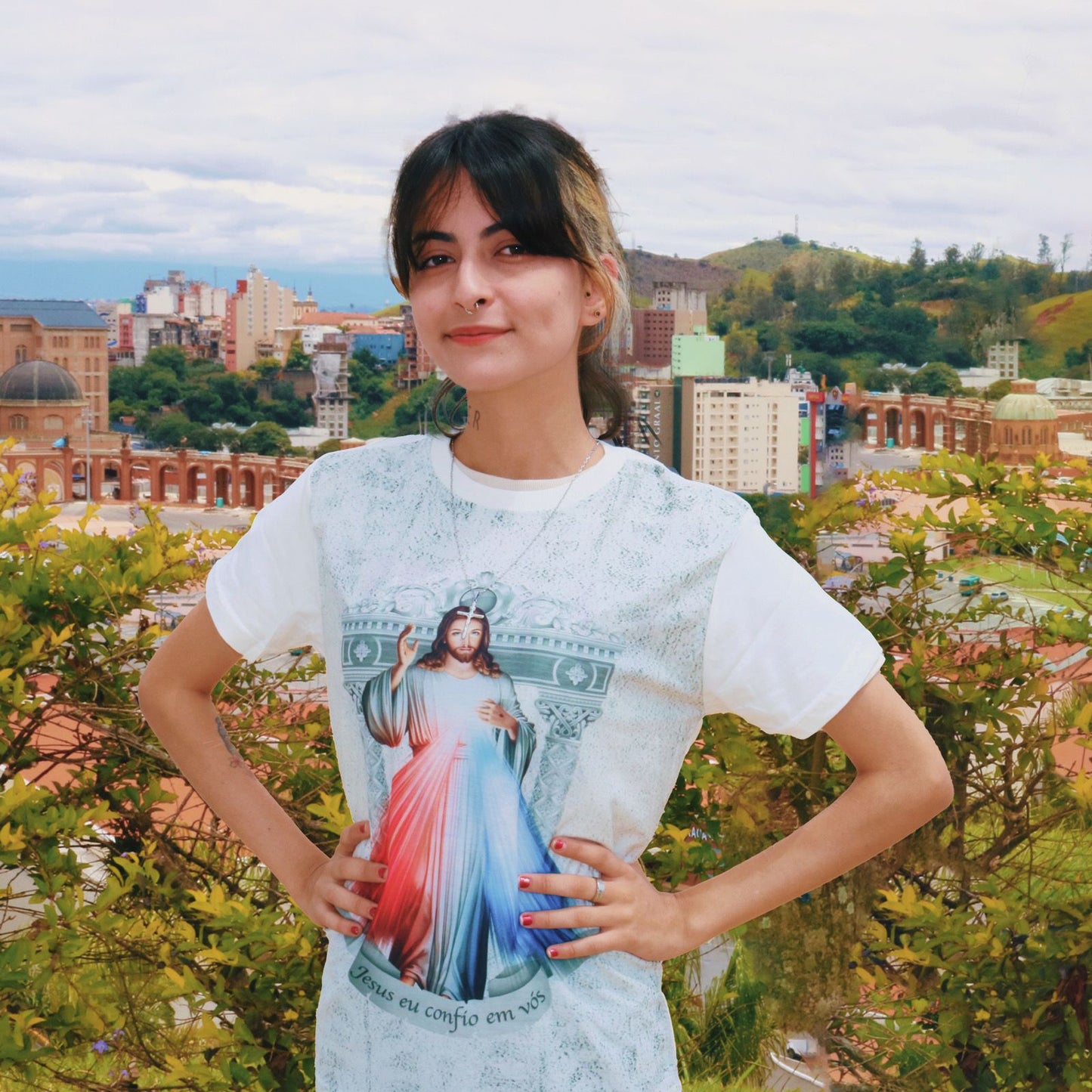 CAMISETA BEGE JESUS MISERICORDIOSO TAMANHO P (1 UNIDADE)