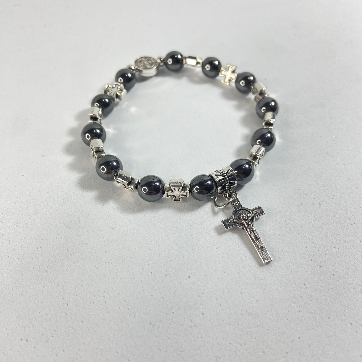 PULSEIRA HEMATITA CRUCIFIXO MEDALHA SÃO BENTO (12 UNIDADES)