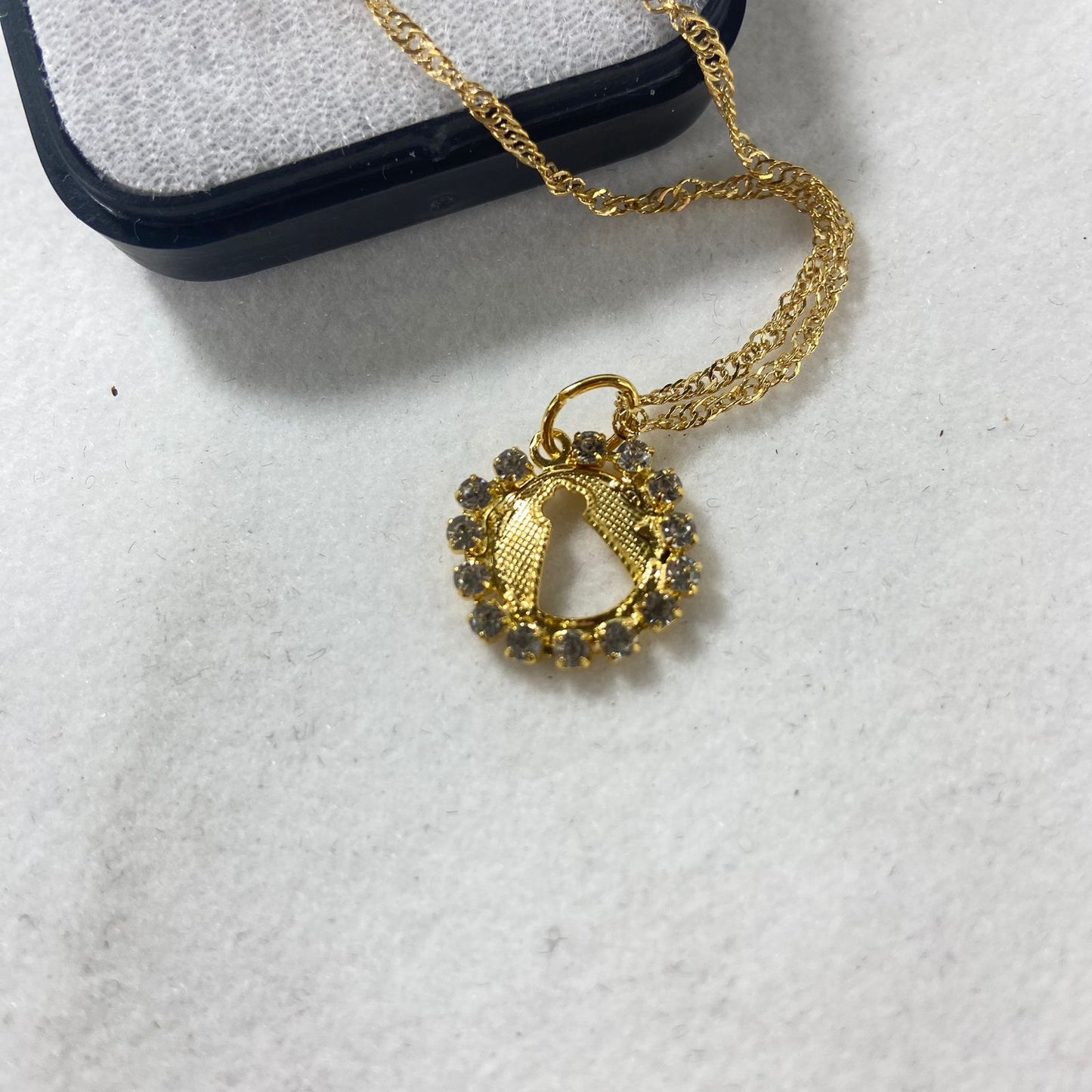 CORRENTE DOURADA NOSSA SENHORA APARECIDA OVAL COM STRASS BRANCO (1 UNIDADE)