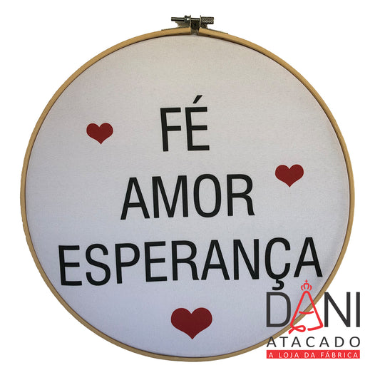 QUADRO DE TECIDO COM MOLDURA DE BAMBU FÉ AMOR ESPERANÇA (1 UNIDADE)