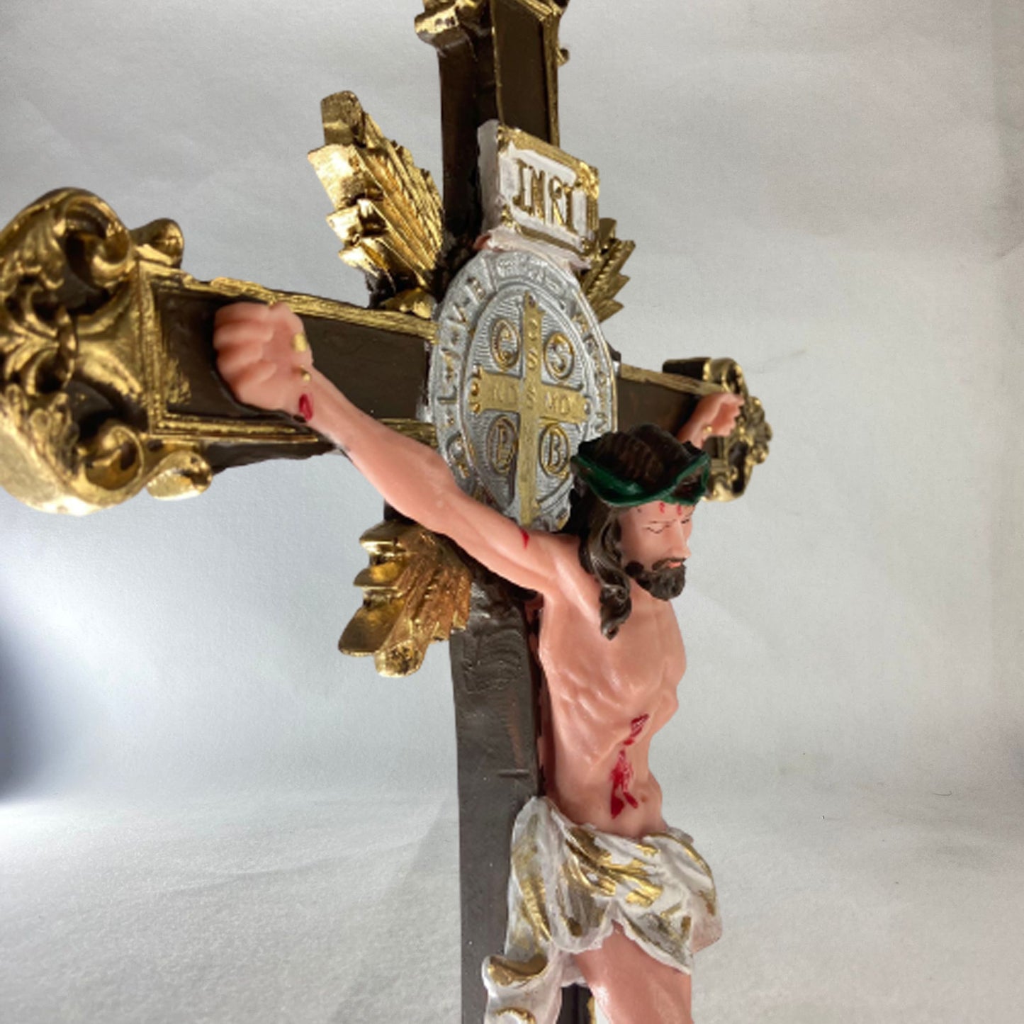 CRUCIFIXO DE RESINA NACIONAL COM MEDALHA SÃO BENTO 56CM (1 UNIDADE)