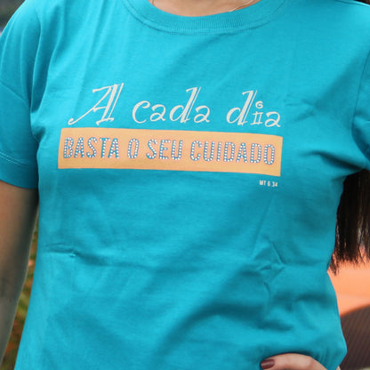 CAMISETA FEMININA AZUL - A CADA DIA BASTA O SEU CUIDADO  TAMANHO P (1 UNIDADE)