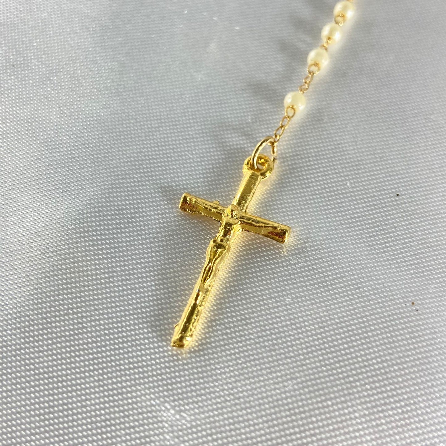 TERÇO PÉROLA NA CAIXINHA CÁLICE DOURADO 4MM (1 UNIDADE)