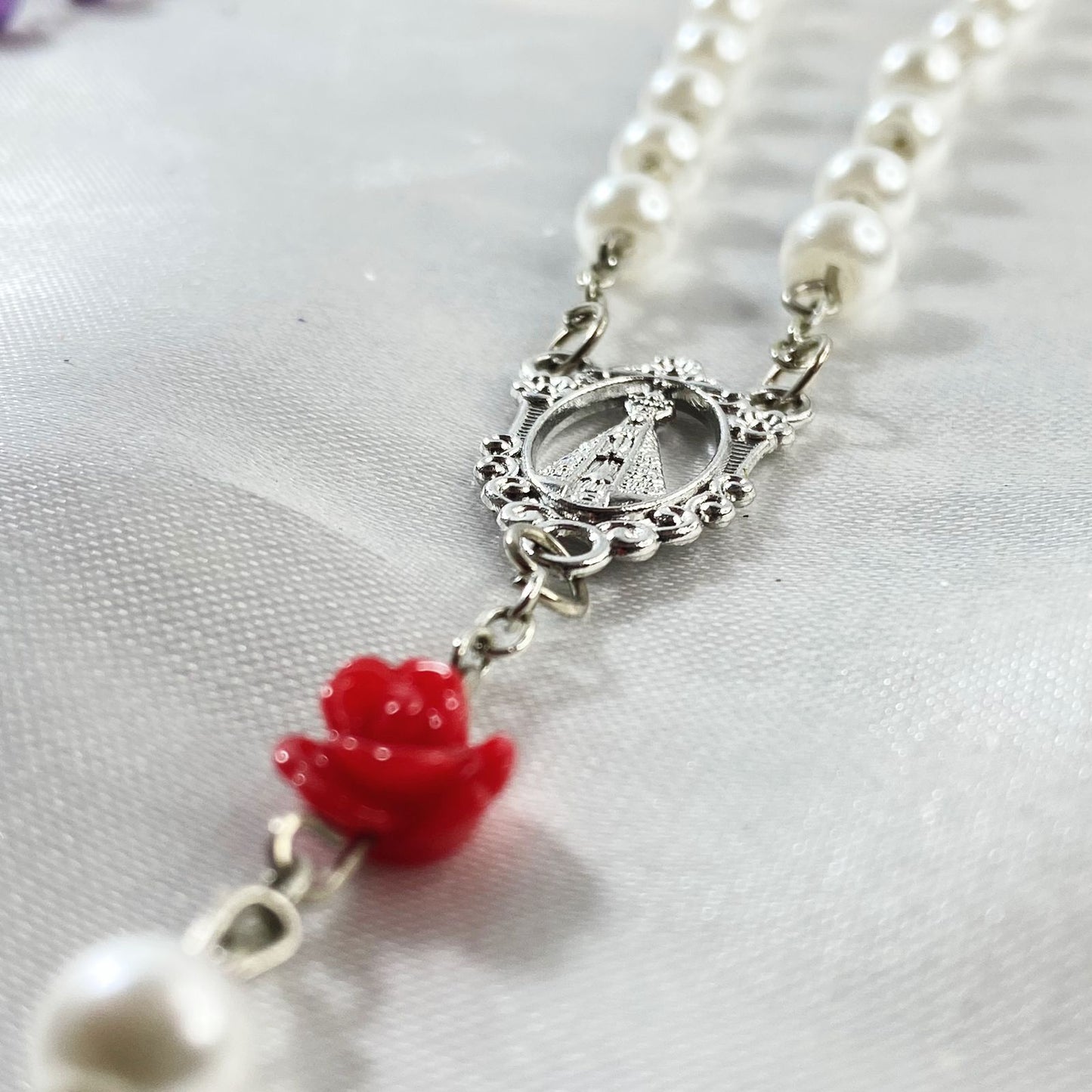 TERÇO NOSSA SENHORA APARECIDA PÉROLA ROSAS 6MM (12 UNIDADES)