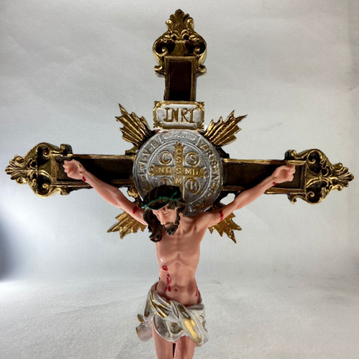 CRUCIFIXO DE RESINA NACIONAL COM MEDALHA SÃO BENTO 56CM (1 UNIDADE)