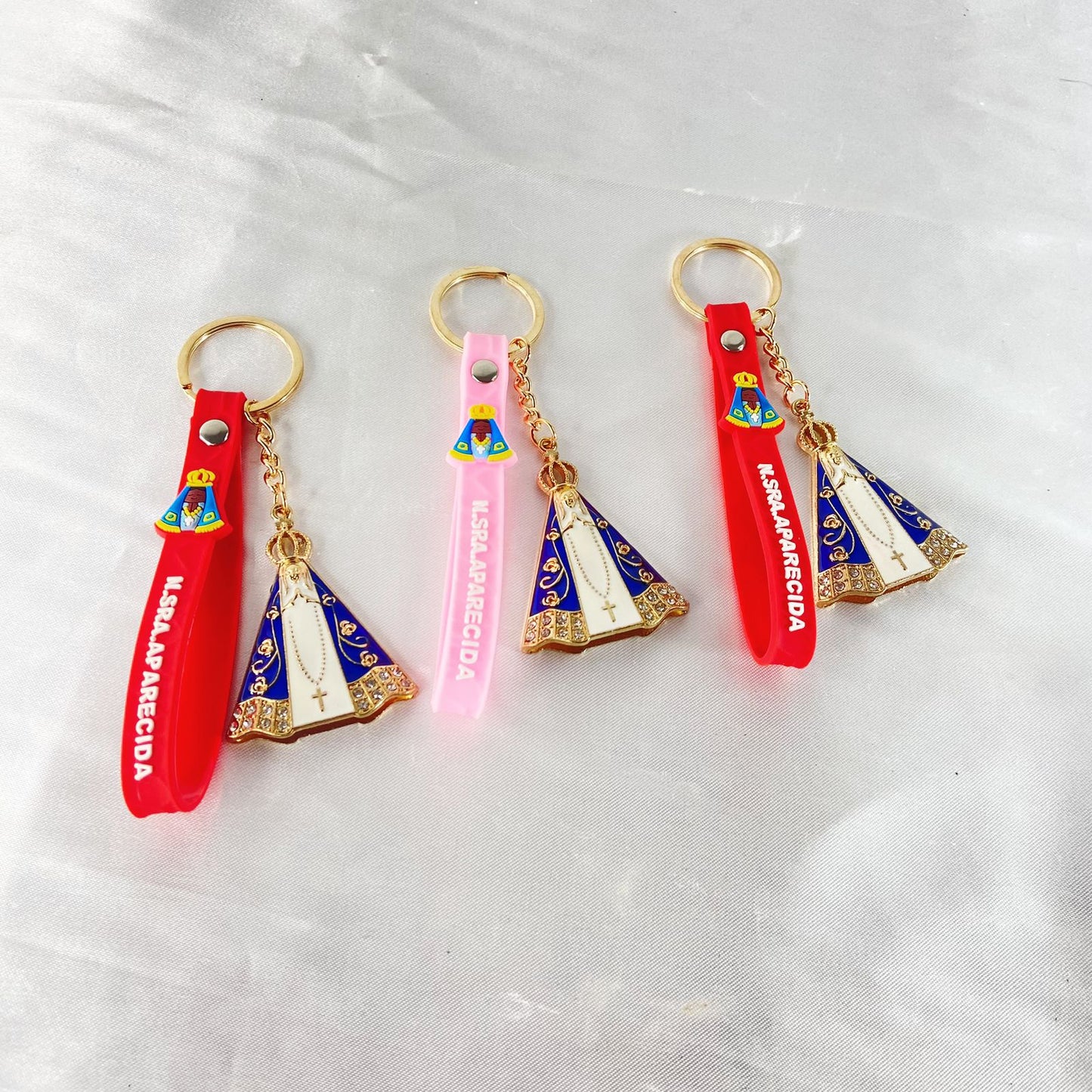 CHAVEIRO NOSSA SENHORA APARECIDA COM FITA SILICONE CORES SORTIDAS (3 UNIDADES)