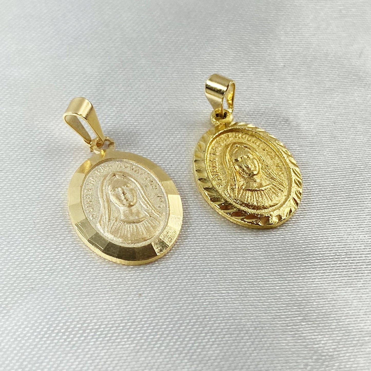 PINGENTE DOURADO OVAL NOSSA SENHORA DE MEDJUGORJE (4 UNIDADES)