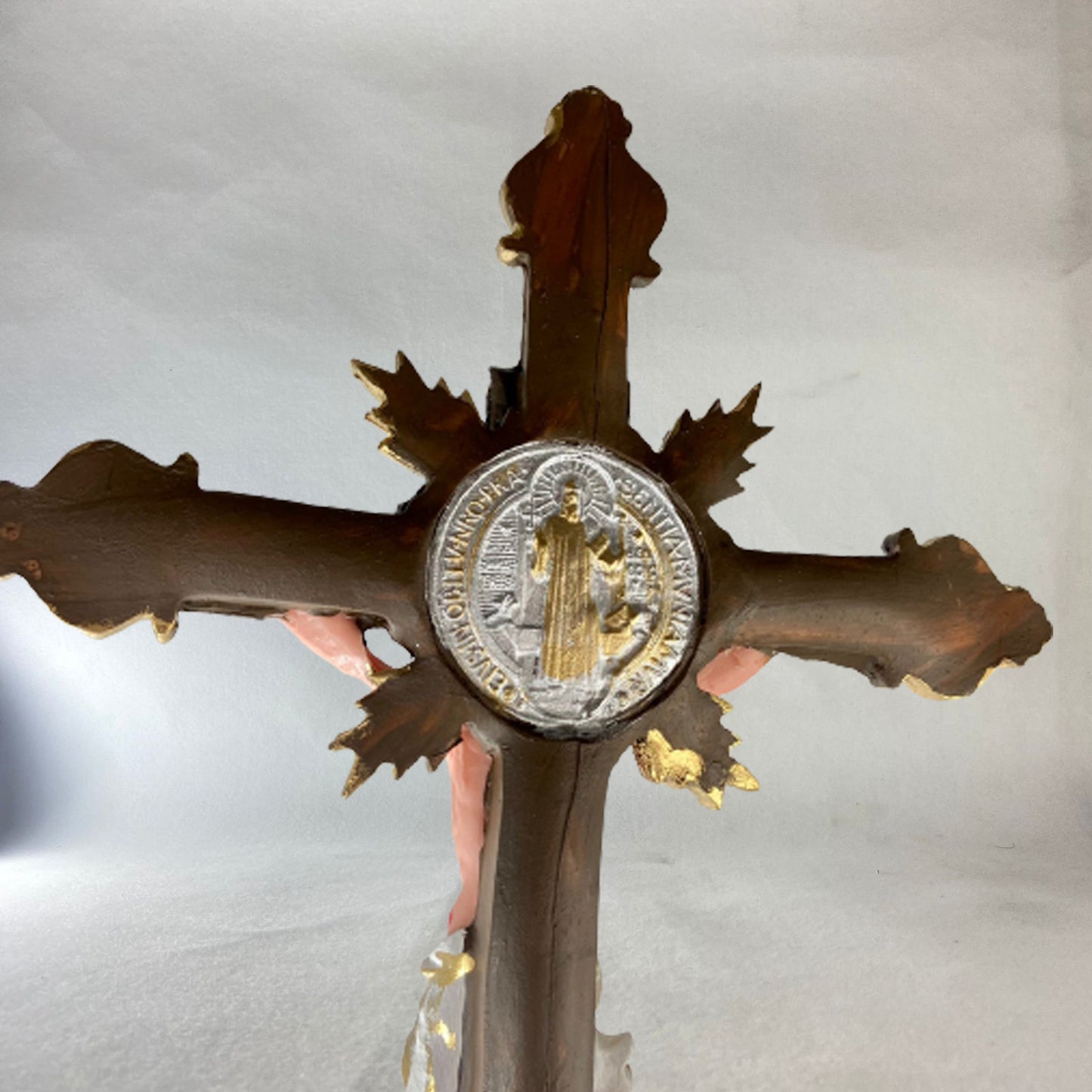 CRUCIFIXO DE RESINA NACIONAL COM MEDALHA SÃO BENTO 56CM (1 UNIDADE)