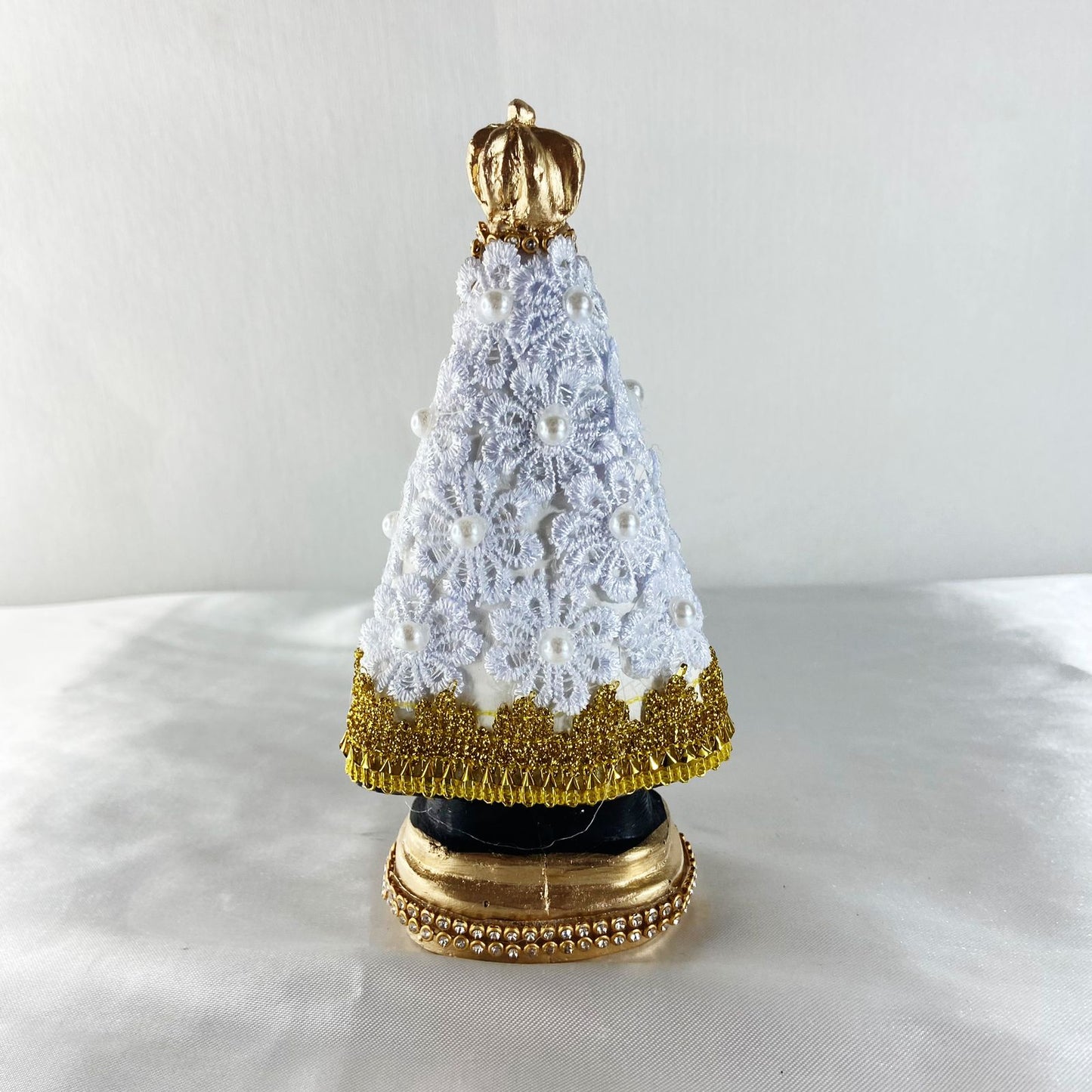 IMAGEM DE GESSO NOSSA SENHORA APARECIDA FLOR DE RENDA BRANCO COM STRASS 16CM (1 UNIDADE)