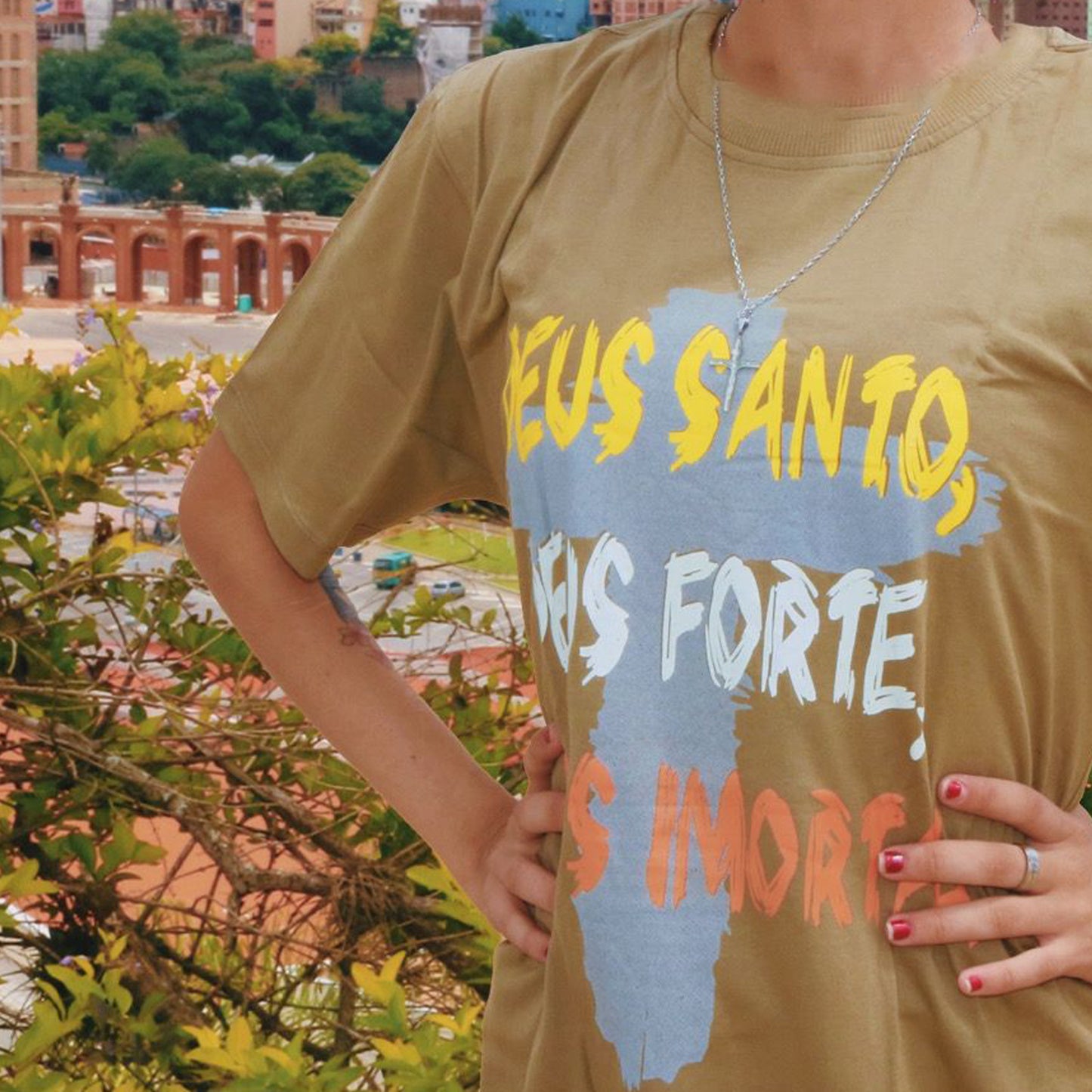 CAMISETA MARROM DEUS SANTO, DEUS FORTE DEUS MORTAL  TAMANHO P (1 UNIDADE)