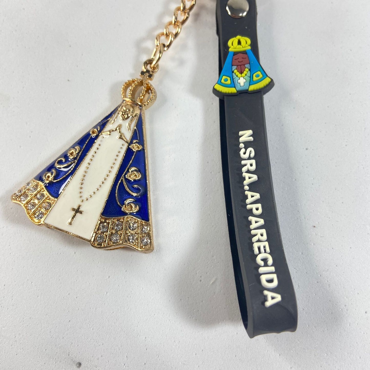 CHAVEIRO NOSSA SENHORA APARECIDA COM FITA SILICONE PRETO (3 UNIDADES)