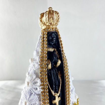 IMAGEM DE GESSO NOSSA SENHORA APARECIDA FLOR DE RENDA BRANCO COM STRASS 16CM (1 UNIDADE)