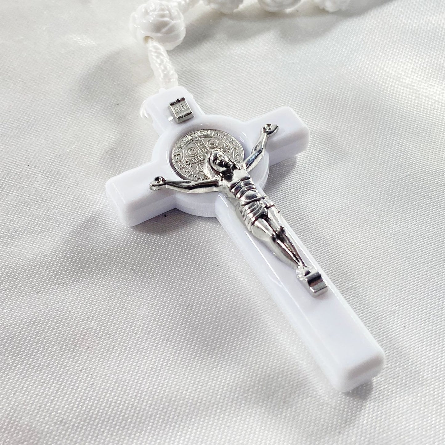 TERÇO ROSAS MEDALHA DE SÃO BENTO BRANCO 8MM (6 UNIDADES)
