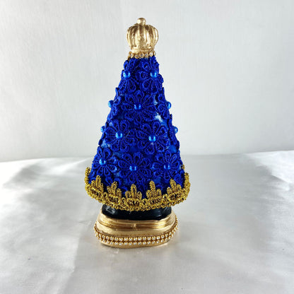 IMAGEM DE GESSO NOSSA SENHORA APARECIDA FLOR DE RENDA AZUL COM STRASS 16CM (1 UNIDADE)