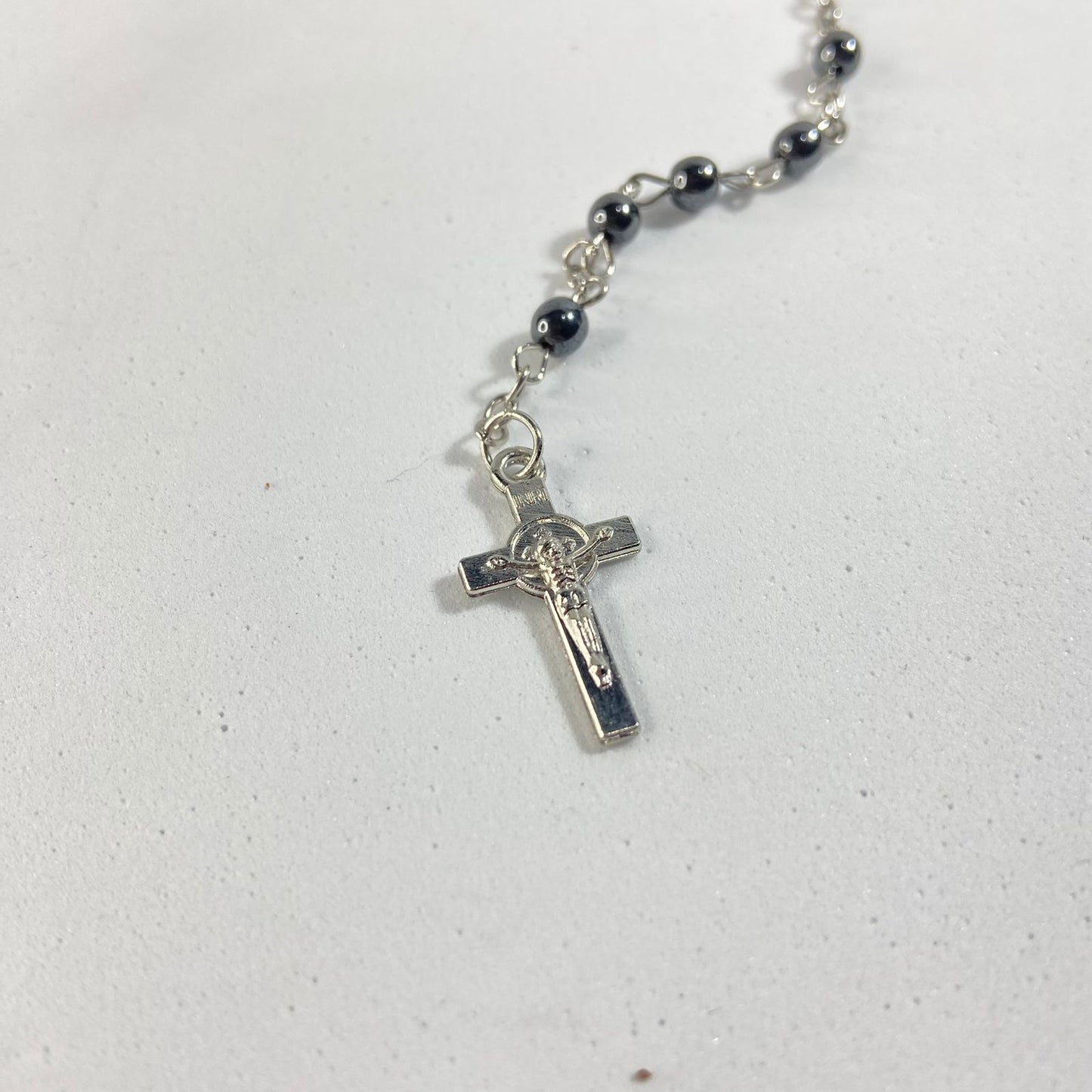 TERÇO PEROLINHA NA GARRAFA HEMATITA 4MM (12 UNIDADES)