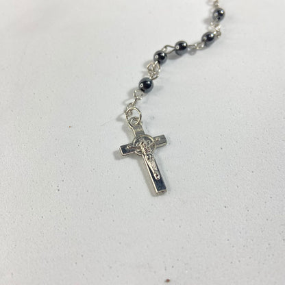 TERÇO PEROLINHA NA GARRAFA HEMATITA 4MM (12 UNIDADES)
