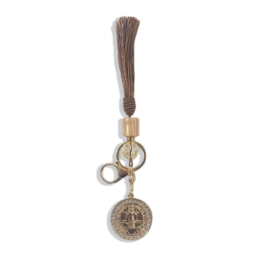 CHAVEIRO LUXO COM MOSQUETE SÃO BENTO COM POMPOM CARAMELO (1 UNIDADE)