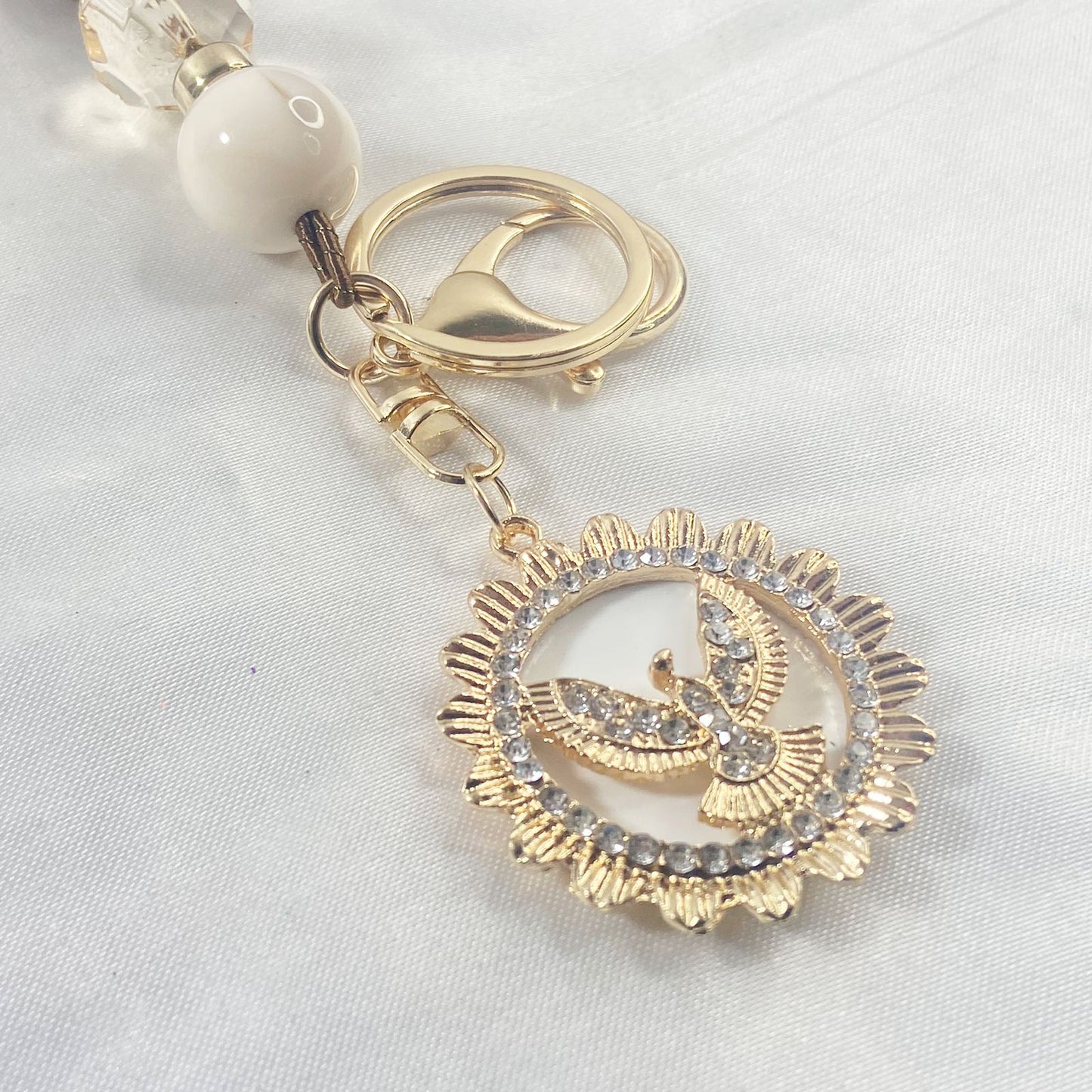 CHAVEIRO LUXO COM MOSQUETE DIVINO ESPÍRITO SANTO COM POMPOM MARROM (1 UNIDADE)