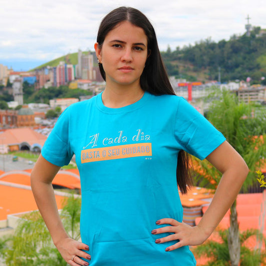 CAMISETA FEMININA AZUL - A CADA DIA BASTA O SEU CUIDADO  TAMANHO M (1 UNIDADE)